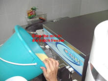 Dropping the preparation in the ice cream machine
